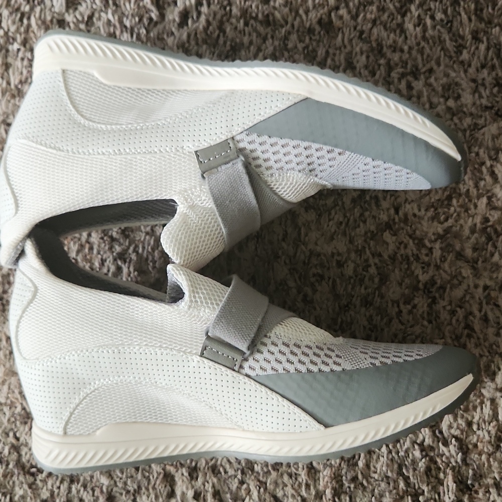 Baretraps Johanna 9M Women's Slip-On Wedge Sneakers - Picture 4 of 4